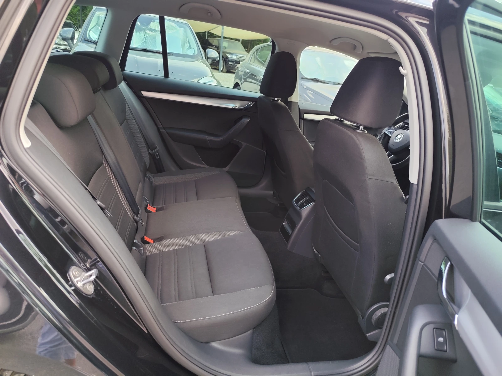 Skoda Octavia 1.4i* ECO-FUEL* AВТОМАТИК* LED* EURO6B* CARPLAY, снимка 12 - Автомобили и джипове - 55655105