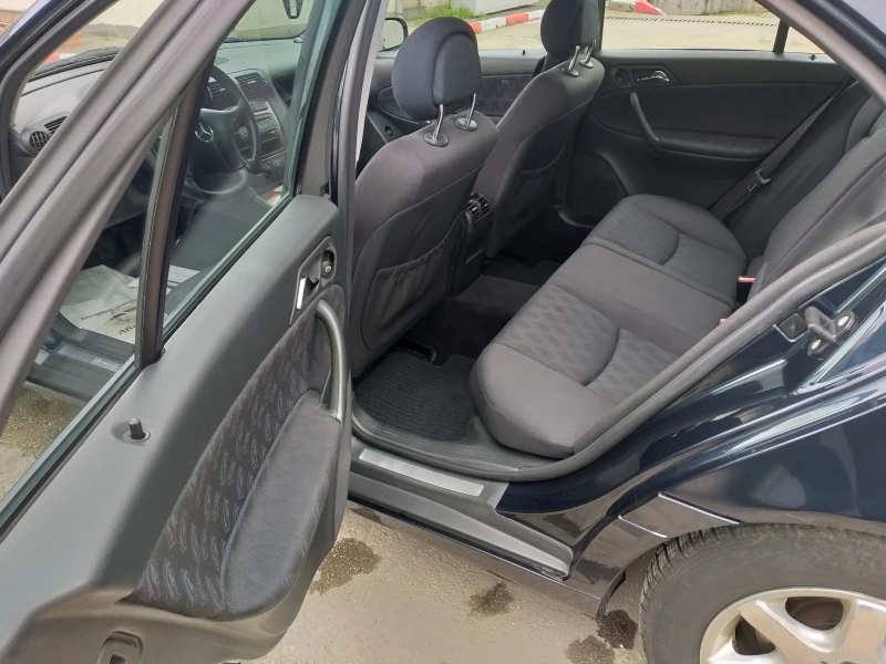 Mercedes-Benz C 220 2.2CDI Италия, снимка 8 - Автомобили и джипове - 52695417