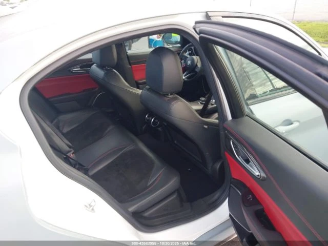 Alfa Romeo Giulia Quadrifoglio , снимка 11 - Автомобили и джипове - 52663638