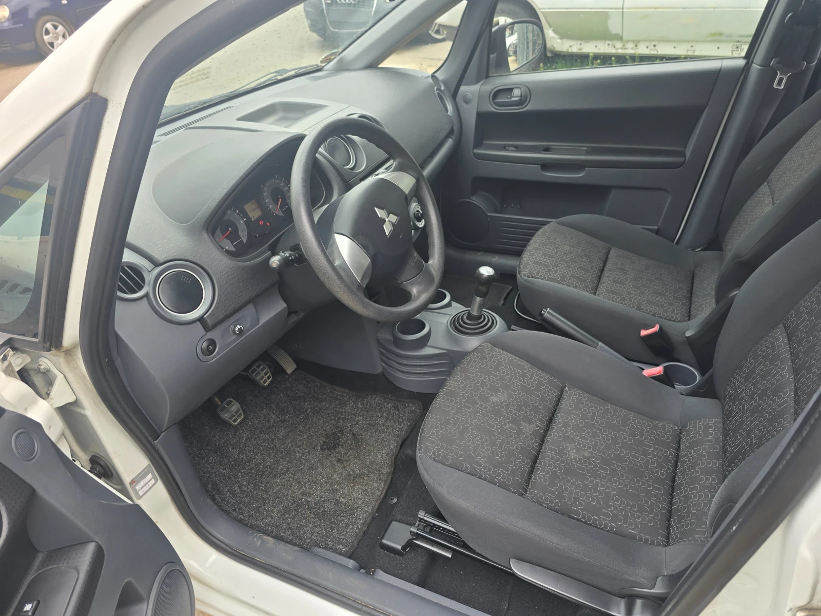 Mitsubishi Colt 1.3i КЛИМА НОВИ ГУМИ ТОП СЪСТОЯНИЕ  - изображение 8
