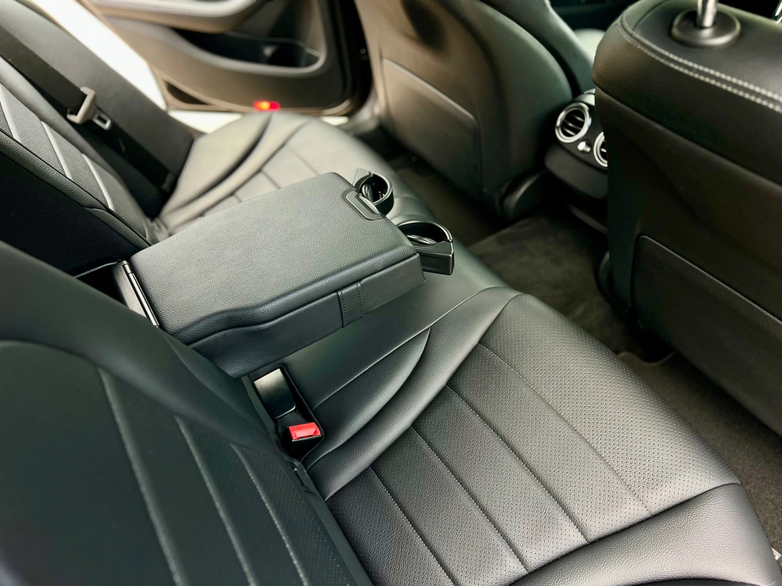 Mercedes-Benz C 250 AMG PACKAGE / LED / ПОДГРЯВАНЕ / КОЖА / УНИКАТ - изображение 7