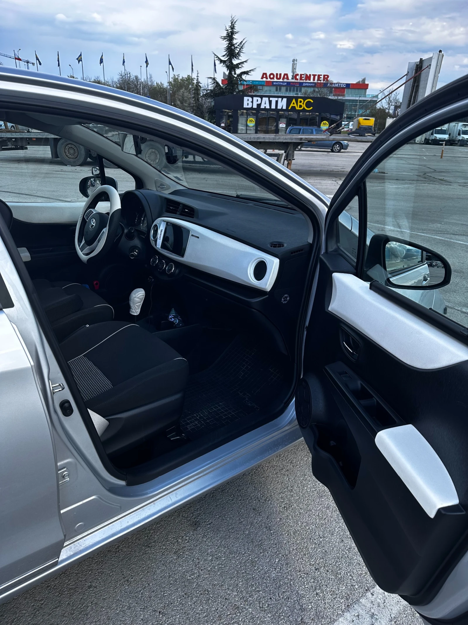 Toyota Yaris, снимка 10 - Автомобили и джипове - 54320992