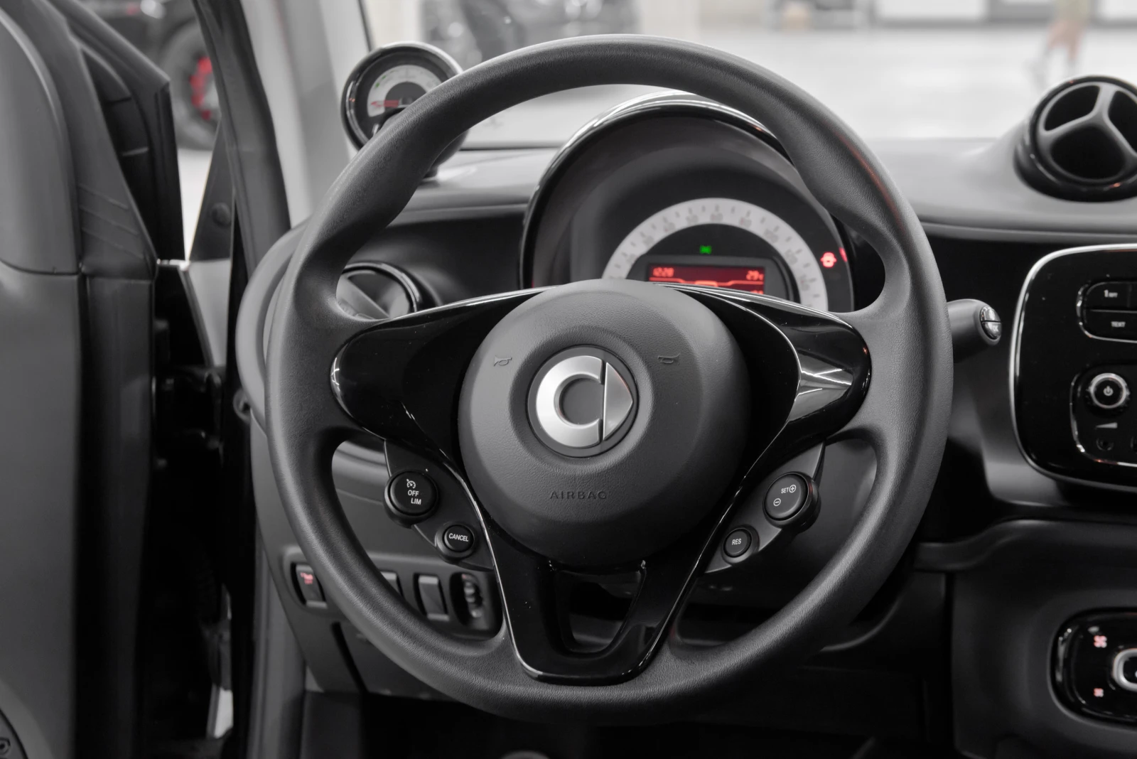 Smart Fortwo EV, снимка 13 - Автомобили и джипове - 54853095