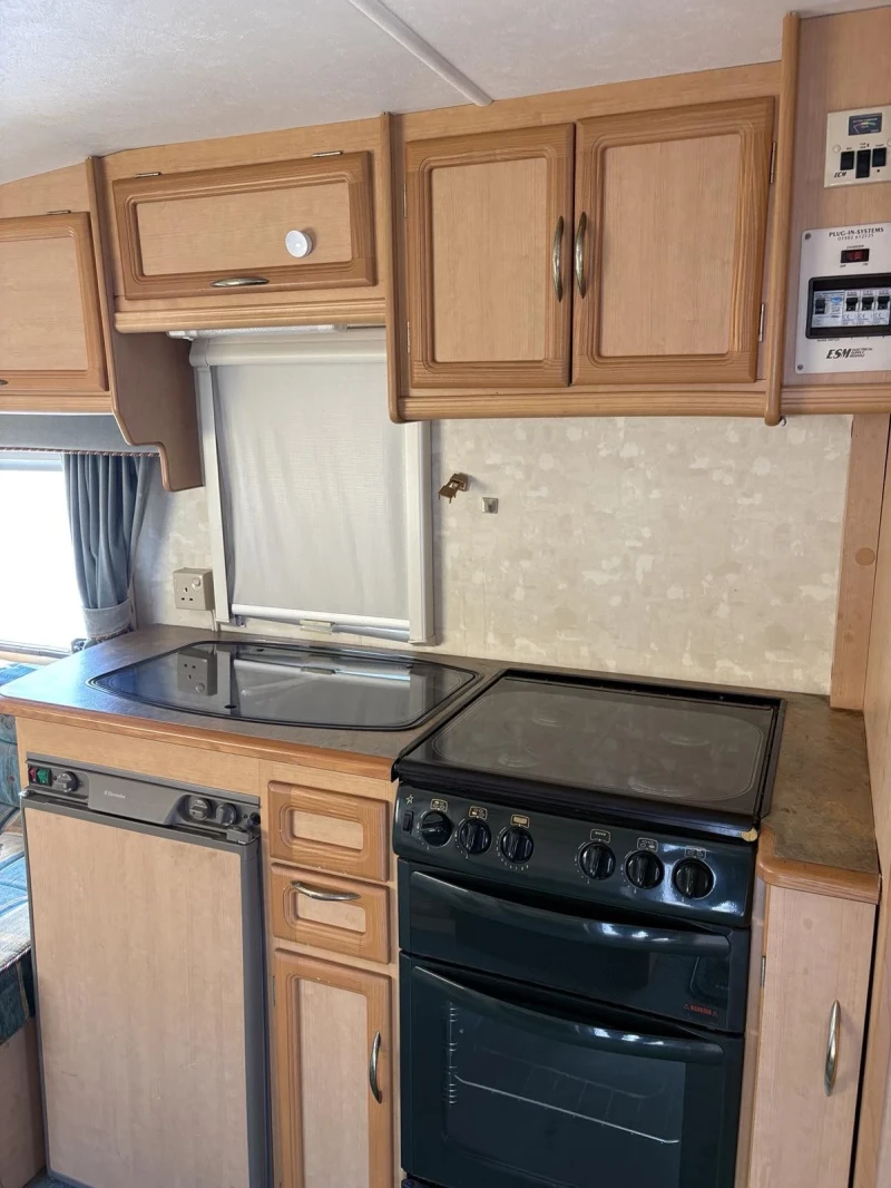 Каравана Swift Аби Вог 460, снимка 5 - Каравани и кемпери - 51277764